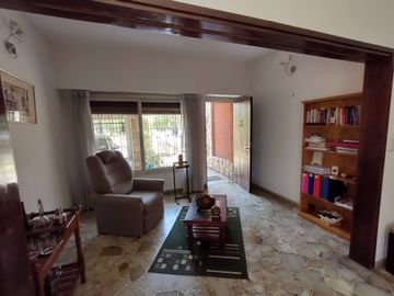 Venta Casa 5 Amb, con quincho y jardín - Haedo