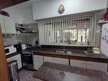 Venta Casa 5 Amb, con quincho y jardín - Haedo