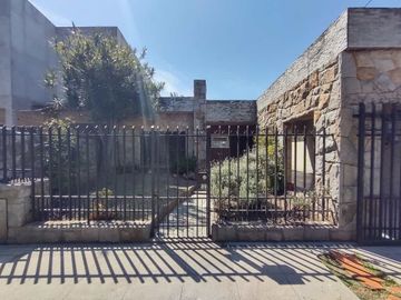 Venta Casa 5 Amb, con quincho y jardín - Haedo