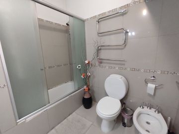 Venta Casa 5 Amb, con quincho y jardín - Haedo