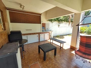 Venta Casa 5 Amb, con quincho y jardín - Haedo