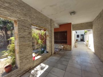 Venta Casa 5 Amb, con quincho y jardín - Haedo