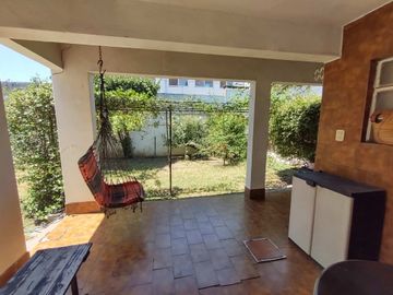 Venta Casa 5 Amb, con quincho y jardín - Haedo