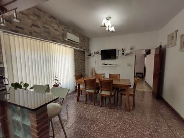 Venta Casa 5 Amb, con quincho y jardín - Haedo