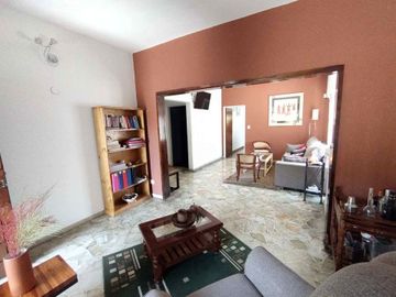Venta Casa 5 Amb, con quincho y jardín - Haedo