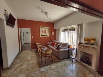 Venta Casa 5 Amb, con quincho y jardín - Haedo