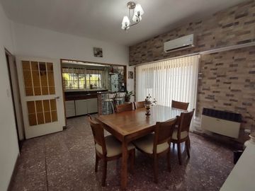 Venta Casa 5 Amb, con quincho y jardín - Haedo