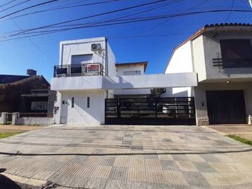 Casa con Departamento en venta en Merlo Sur