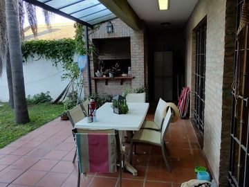 VENTA CASA 5 AMB. BARRIO PARQUE BERNAL PILETA