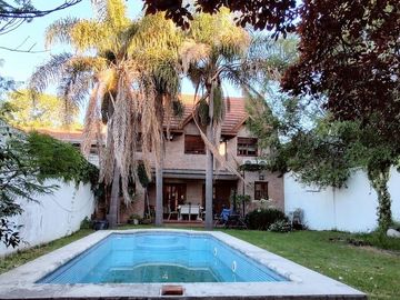 VENTA CASA 5 AMB. BARRIO PARQUE BERNAL PILETA