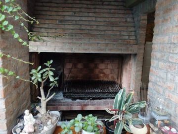 VENTA CASA 5 AMB. BARRIO PARQUE BERNAL PILETA