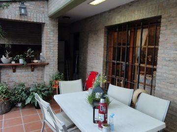 VENTA CASA 5 AMB. BARRIO PARQUE BERNAL PILETA