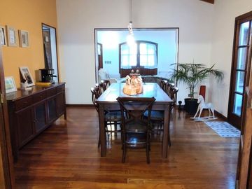 VENTA CASA 5 AMB. BARRIO PARQUE BERNAL PILETA