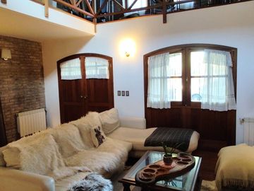 VENTA CASA 5 AMB. BARRIO PARQUE BERNAL PILETA