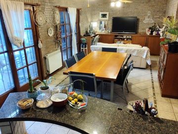 VENTA CASA 5 AMB. BARRIO PARQUE BERNAL PILETA