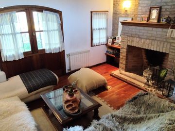 VENTA CASA 5 AMB. BARRIO PARQUE BERNAL PILETA