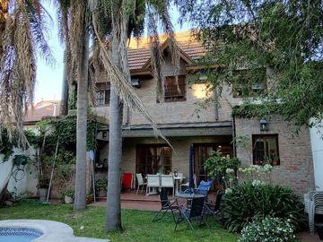 VENTA CASA 5 AMB. BARRIO PARQUE BERNAL PILETA