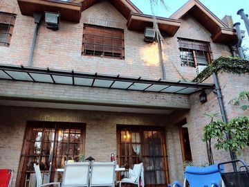 VENTA CASA 5 AMB. BARRIO PARQUE BERNAL PILETA