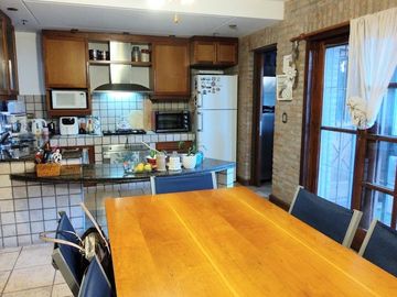 VENTA CASA 5 AMB. BARRIO PARQUE BERNAL PILETA