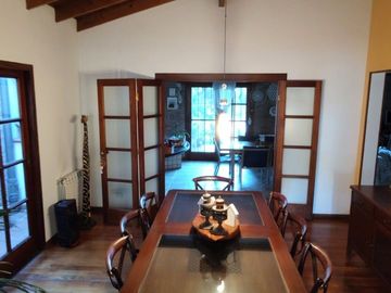 VENTA CASA 5 AMB. BARRIO PARQUE BERNAL PILETA
