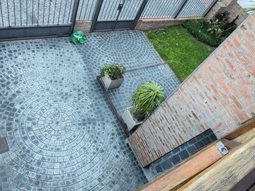 VENTA CASA 5 AMB. BARRIO PARQUE BERNAL PILETA