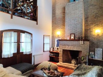 VENTA CASA 5 AMB. BARRIO PARQUE BERNAL PILETA