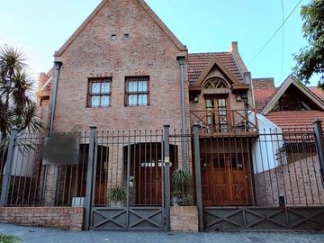 VENTA CASA 5 AMB. BARRIO PARQUE BERNAL PILETA