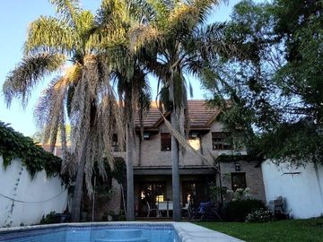 VENTA CASA 5 AMB. BARRIO PARQUE BERNAL PILETA