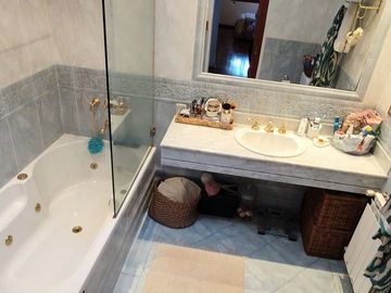 VENTA CASA 5 AMB. BARRIO PARQUE BERNAL PILETA