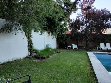 VENTA CASA 5 AMB. BARRIO PARQUE BERNAL PILETA