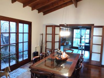 VENTA CASA 5 AMB. BARRIO PARQUE BERNAL PILETA
