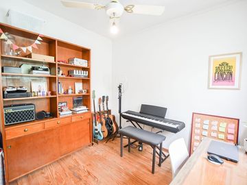 CASA EN VENTA LA PLATA 3 DORMITORIOS Y ESTUDIO