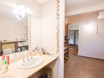 CASA EN VENTA LA PLATA 3 DORMITORIOS Y ESTUDIO