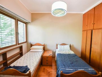 CASA EN VENTA LA PLATA 3 DORMITORIOS Y ESTUDIO