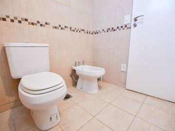 CASA EN VENTA LA PLATA 3 DORMITORIOS Y ESTUDIO