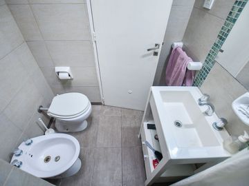 CASA EN VENTA LA PLATA 3 DORMITORIOS Y ESTUDIO