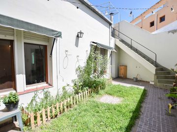 CASA EN VENTA LA PLATA 3 DORMITORIOS Y ESTUDIO