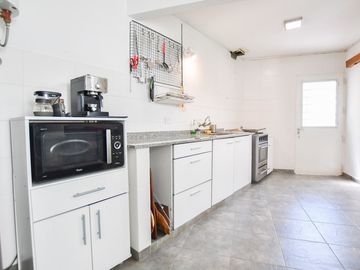 CASA EN VENTA LA PLATA 3 DORMITORIOS Y ESTUDIO