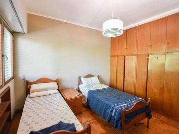 CASA EN VENTA LA PLATA 3 DORMITORIOS Y ESTUDIO
