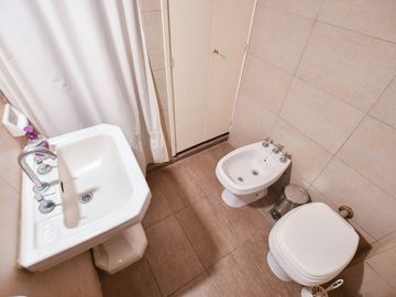 CASA EN VENTA LA PLATA 3 DORMITORIOS Y ESTUDIO