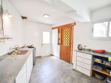 CASA EN VENTA LA PLATA 3 DORMITORIOS Y ESTUDIO