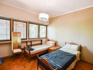 CASA EN VENTA LA PLATA 3 DORMITORIOS Y ESTUDIO