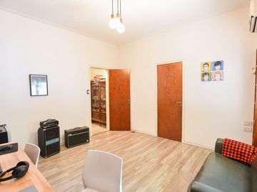 CASA EN VENTA LA PLATA 3 DORMITORIOS Y ESTUDIO