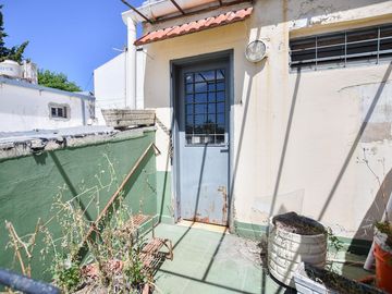 CASA EN VENTA LA PLATA 3 DORMITORIOS Y ESTUDIO