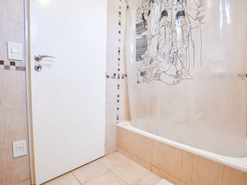 CASA EN VENTA LA PLATA 3 DORMITORIOS Y ESTUDIO
