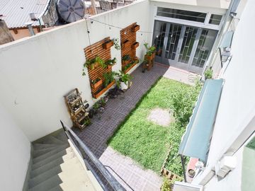 CASA EN VENTA LA PLATA 3 DORMITORIOS Y ESTUDIO