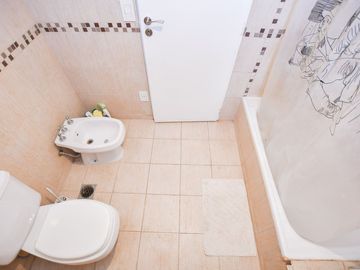 CASA EN VENTA LA PLATA 3 DORMITORIOS Y ESTUDIO