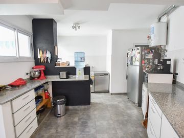 CASA EN VENTA LA PLATA 3 DORMITORIOS Y ESTUDIO