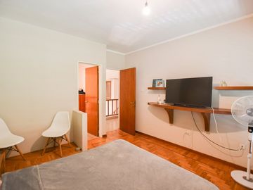 CASA EN VENTA LA PLATA 3 DORMITORIOS Y ESTUDIO