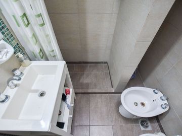 CASA EN VENTA LA PLATA 3 DORMITORIOS Y ESTUDIO